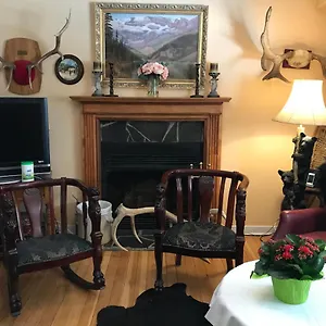 https://holiday-lodge-bed-and-breakfast.banff-hotel.com